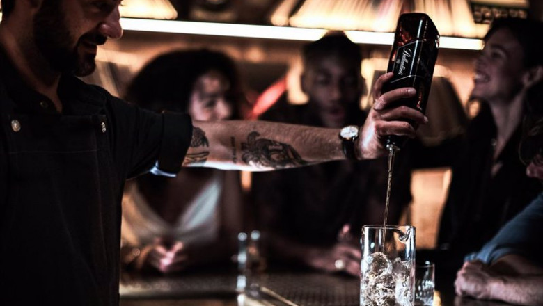 Archivo - Barman en un bar | PERNOD RICARD ESPAÑA - Archivo ep archivo barman en un bar
