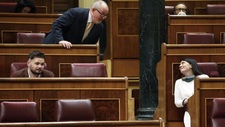 ep archivo   el diputado de erc joan capdevila i detras conversa en una sesion plenaria con la