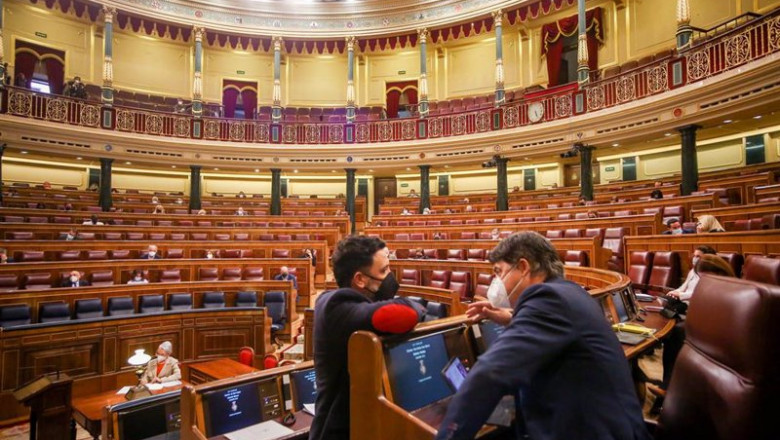 Archivo - El responsable en materia de energía del PP, Guillermo Mariscal, conversa con su compañero Carlos Rojas durante una sesión Plenaria en el Congreso | EUROPA PRESS/R.Rubio.POOL - Europa Press - Archivo ep archivo el responsable en materia de energia del pp guillermo mariscal conversa con su