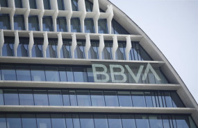 ep archivo   logo de bbva en la vela sede del banco en madrid