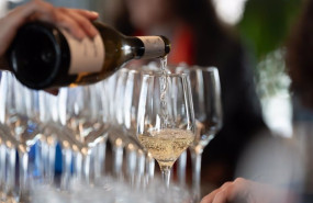 ep archivo   un camarero sirve una copa de vino blanco 21 de febrero de 2024 en barcelona cataluna