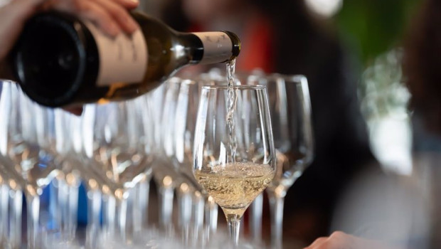 ep archivo   un camarero sirve una copa de vino blanco 21 de febrero de 2024 en barcelona cataluna