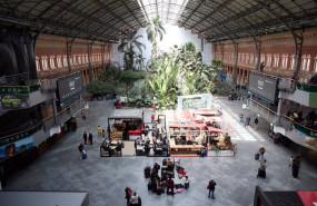 ep archivo   un grupo de personas con maletas en una de las instalaciones de atocha