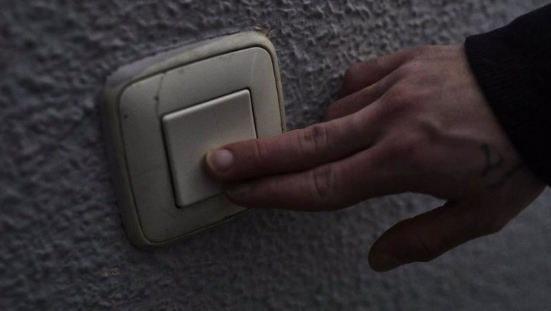 Archivo - Un hombre toca una llave de la luz | Jesús Hellín - Europa Press - Archivo ep archivo un hombre toca una llave de la luz