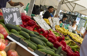 ep archivo   un puesto de frutas y verduras en el mercadillo de plaza eliptica a 29 de agosto de