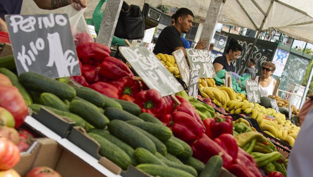 ep archivo un puesto de frutas y verduras en el mercadillo de plaza eliptica a 29 de agosto de ep archivo un puesto de frutas y verduras en el mercadillo de plaza eliptica a 29 de agosto de