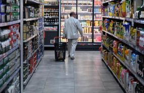 ep archivo   un senor comprando en un supermercado