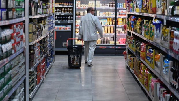 ep archivo un senor comprando en un supermercado ep archivo un senor comprando en un supermercado