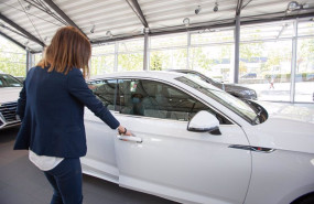 ep archivo   una mujer abre un coche aparcado en el interior de un concesionario