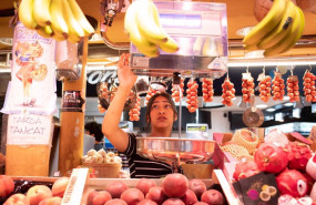 ep archivo   una persona trabaja en un puesto en el mercado de la boqueria