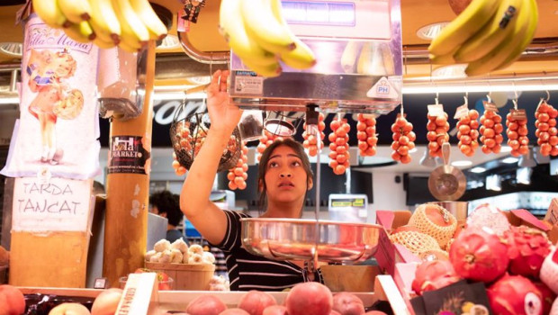 ep archivo   una persona trabaja en un puesto en el mercado de la boqueria