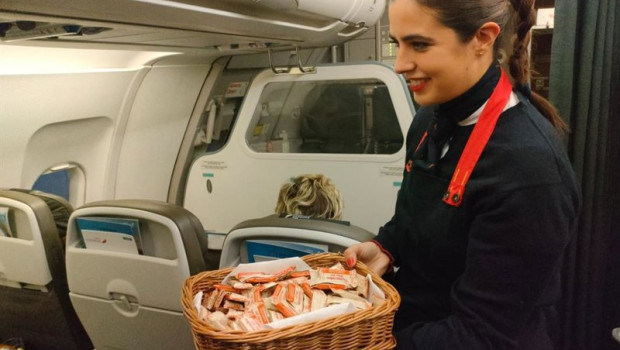 ep archivo   una tcp de iberia express reparte turron