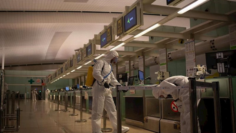 Agentes de la Unidad Militar de Emergencias (UME) desinfectan el Aeropuerto de El Prat en el marco de la operación de lucha contra la propagación del coronavirus, en Barcelona/Catalunya (España), a 19 de marzo de 2020. | David Zorrakino - Europa Press ep catalunya espana a 19 de marzo de 2020