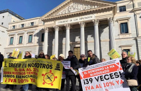 ep concentracion del sector de la imagen personal frente al congreso de los diputados para exigir la