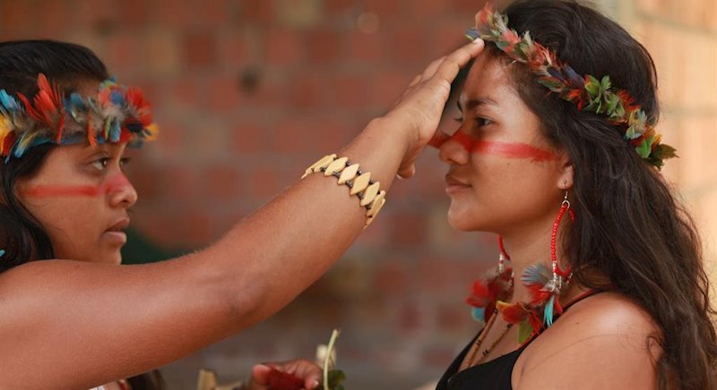ep dos mujeres indigenas se pintan la cara ep dos mujeres indigenas se pintan la cara