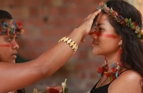 ep dos mujeres indigenas se pintan la cara