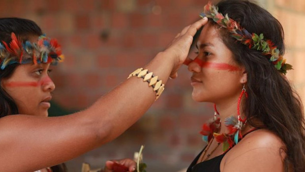 ep dos mujeres indigenas se pintan la cara