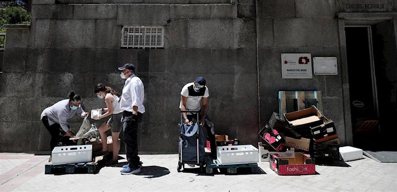 ep dos personas recogen alimentos izquierda y derecha que les dan dos voluntarios a las puertas de ep dos personas recogen alimentos izquierda y derecha que les dan dos voluntarios a las puertas de