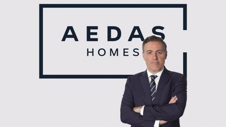 El consejero delegado de Aedas Homes, David Martínez, posa delante del logo de la empresa | AEDAS HOMES - Archivo ep el consejero delegado de aedas homes david martinez posa delante del logo de la empresa