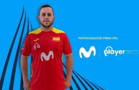 ep el jugador de csgo alfredo alvarez enanoks posa con la camiseta de la seleccion espanola de