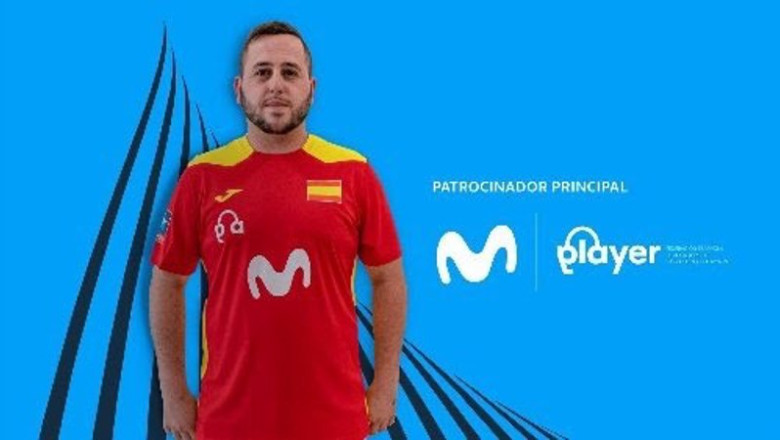 El jugador de CSGO, Alfredo Álvarez ( Enanoks) posa con la camiseta de la selección española de esports, ahora patrocinada por Movistar | TELEFÓNICA ep el jugador de csgo alfredo alvarez enanoks posa con la camiseta de la seleccion espanola de
