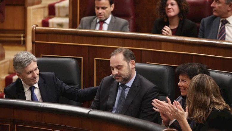 El ministro de Transporte, Movilidad y Agenda Urbana, José Luis Ábalos (centro), recibe una palmada en la espalda del minitro del Interior, Fernando Grande-Marlaska (izq), tras responder a las preguntas de la diputada del PP, Belén Hoyo y el portavoz adju | Eduardo Parra - Europa Press ep el ministro de transporte movilidad y agenda urbana jose luis abalos centro recibe una palmada en