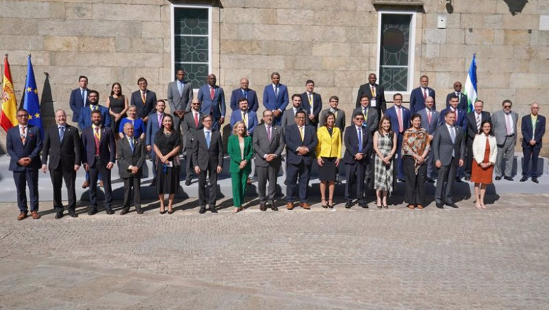 ep foto de familia de los asistentes al acto de firma de suscripcion de acciones de ampliacion de ep foto de familia de los asistentes al acto de firma de suscripcion de acciones de ampliacion de