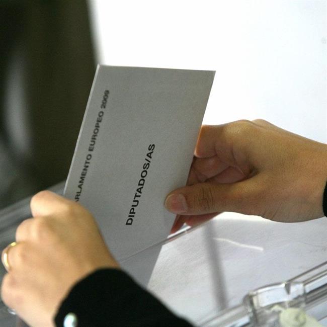 ep introduciendo voto urna electoral