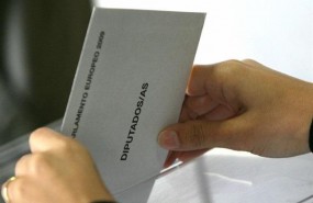 ep introduciendo voto urna electoral