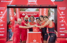 ep javier gomez noya junto a los exfutbolistas julio salinas y santi ezquerro y la nadadora thais