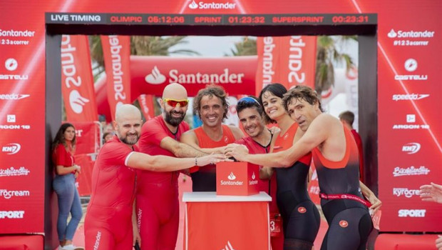 ep javier gomez noya junto a los exfutbolistas julio salinas y santi ezquerro y la nadadora thais