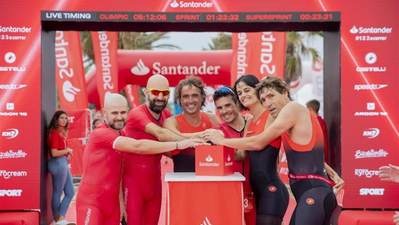 Javier Gómez Noya junto a los exfutbolistas Julio Salinas y Santi Ezquerro y la nadadora Thais Henríquez en un triatlón solidario de Banco Santander | BANCO SANTANDER ep javier gomez noya junto a los exfutbolistas julio salinas y santi ezquerro y la nadadora thais