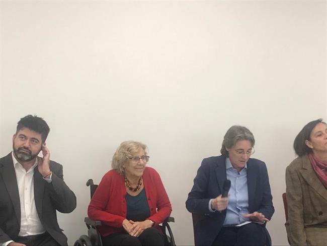 La alcaldesa de Madrid, Manuela Carmena, visita una residencia de mayores de Lat | EUROPA PRESS ep la alcaldesamadrid manuela carmena visitaresidenciamayoreslat