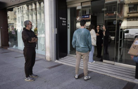 ep la dependienta de un comercio de leon informa a cliente del cierre por el apagon