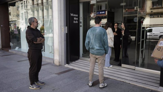 ep la dependienta de un comercio de leon informa a cliente del cierre por el apagon ep la dependienta de un comercio de leon informa a cliente del cierre por el apagon