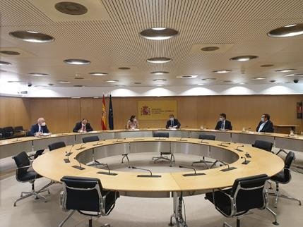 La ministra de Industria, Comercio y Turismo, Reyes Maroto, y el ministro de Agricultura, Pesca y Alimentación, Luis Planas, se han reunido con representantes de la cadena agroalimentaria para informar sobre las negociaciones con EEUU por los aanceles | MINISTERIO DE AGRICULTURA ep la ministra de industria comercio y turismo reyes maroto y el ministro de agricultura pesca y