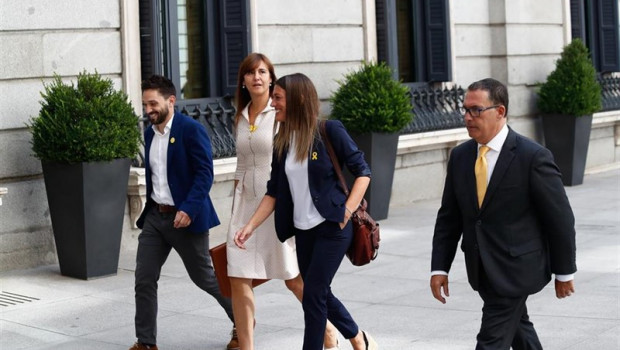 ep la portavozjunts per catalunacongreso laura borrs 2i yvicepresidentapdecat miriam nogueras i camero 3i lleganla primera sesiondebateinvestiduracandidato socialistala presidenciagobierno