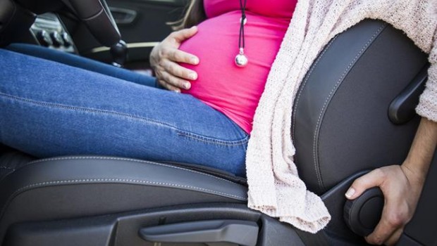 ep mujer embarazada conduciendo