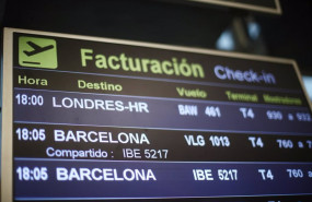 ep panel de vuelos en la terminal t4 del aeropuerto adolfo suarez madrid-barajas