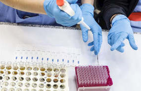 ep personal sanitario trabajando en un laboratorio