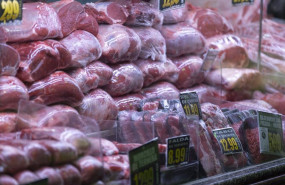 ep piezas de ternera expuestas en la carniceria de un mercado