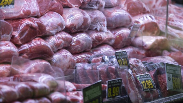 ep piezas de ternera expuestas en la carniceria de un mercado