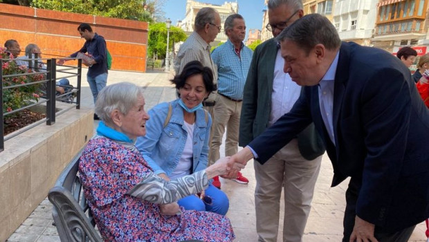 ep planas saluda a una vecina de puente genil
