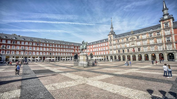 ep plaza mayor de madrid casi vacia sin apenas visitantes el mismo dia que el gobierno ha decretado ep plaza mayor de madrid casi vacia sin apenas visitantes el mismo dia que el gobierno ha decretado