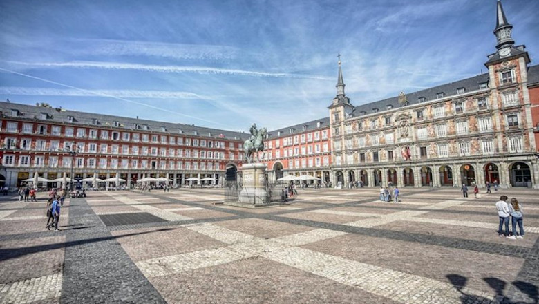 ep plaza mayor de madrid casi vacia sin apenas visitantes el mismo dia que el gobierno ha decretado ep plaza mayor de madrid casi vacia sin apenas visitantes el mismo dia que el gobierno ha decretado