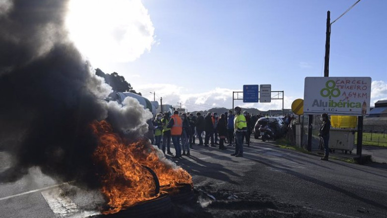 Protesta protagonizada por trabajadores de Alu Ibérica en A Coruña en el calendario de movilizaciones por la huelga convocada en la planta | M. Dylan - Europa Press ep protesta protagonizada por trabajadores de alu iberica en a coruna en el calendario de