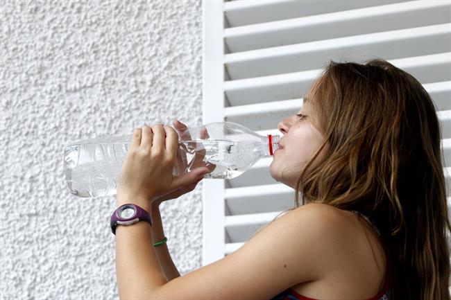 Sol, calor, temperaturas, buen tiempo, bebiendo agua, refrescarse | EUROPA PRESS ep sol calor temperaturas buen tiempo bebiendo agua refrescarse