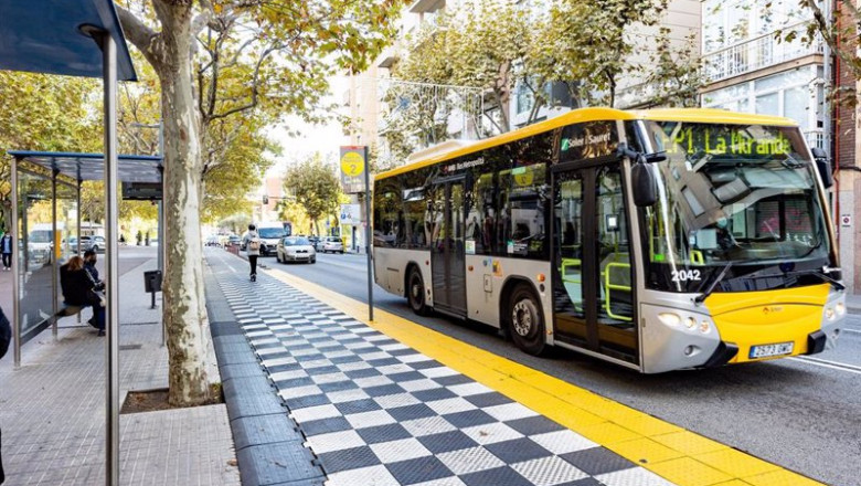 Un bus del AMB en una parada | AMB ep un bus del amb en una parada