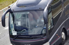 ep un conductor de autobus totalmente protegido conduce por una carretera madrilena