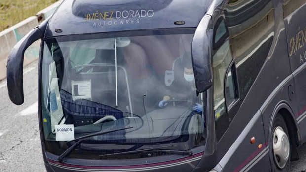 ep un conductor de autobus totalmente protegido conduce por una carretera madrilena